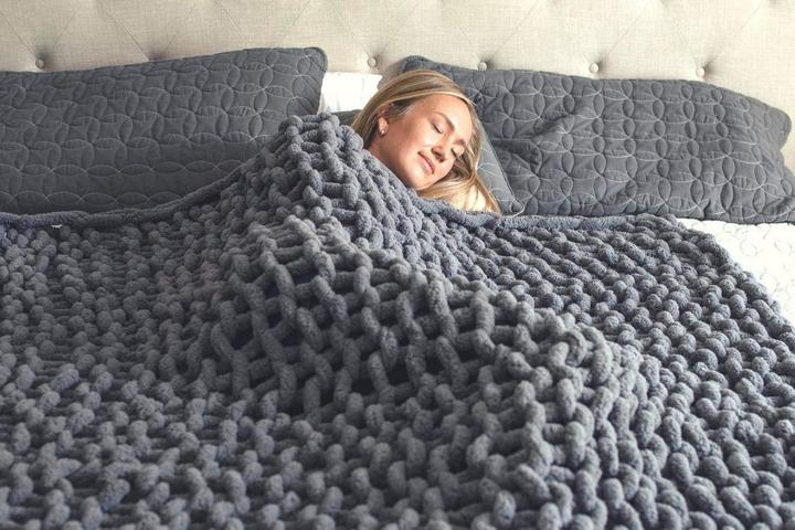 Cozy Knitted Blanket in 80x100 cm and 100x120 cm – A Chic Home Essential for Autumn and Winter